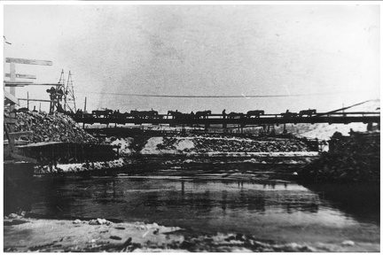 Подвесной мост на тросах левого и правого берега р.Туломы.